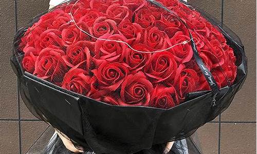 女生手捧99朵玫瑰站在楼下送男友